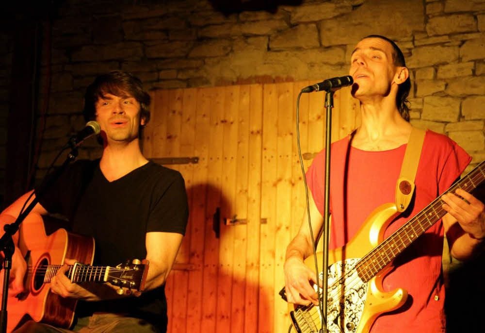Marcel Brell (l.) und sein Bassist Georg Kostron spielten im letzten Jahr in Bockwitz in der Musikkneipe Seh-Song.