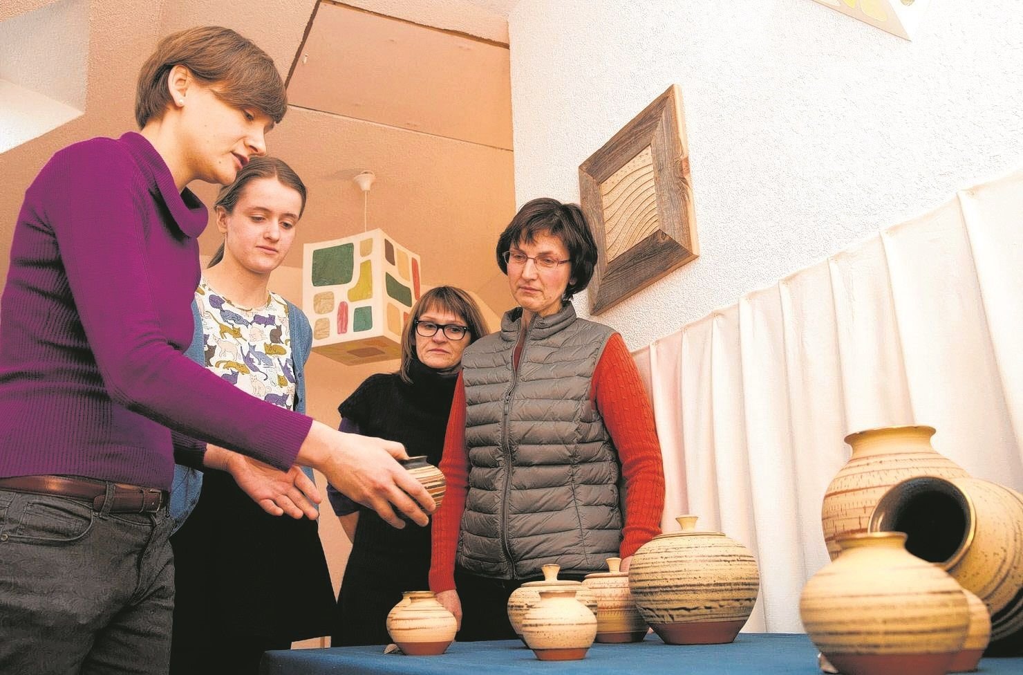 Tag der offenen Tür bei Musikerin und Heilpädagogin Marion Conrad in Linda: Die von ihrer Tochter Corina Conrad (l.) gefertigte Keramik stieß bei den Gästen der Veranstaltung auf große Resonanz.