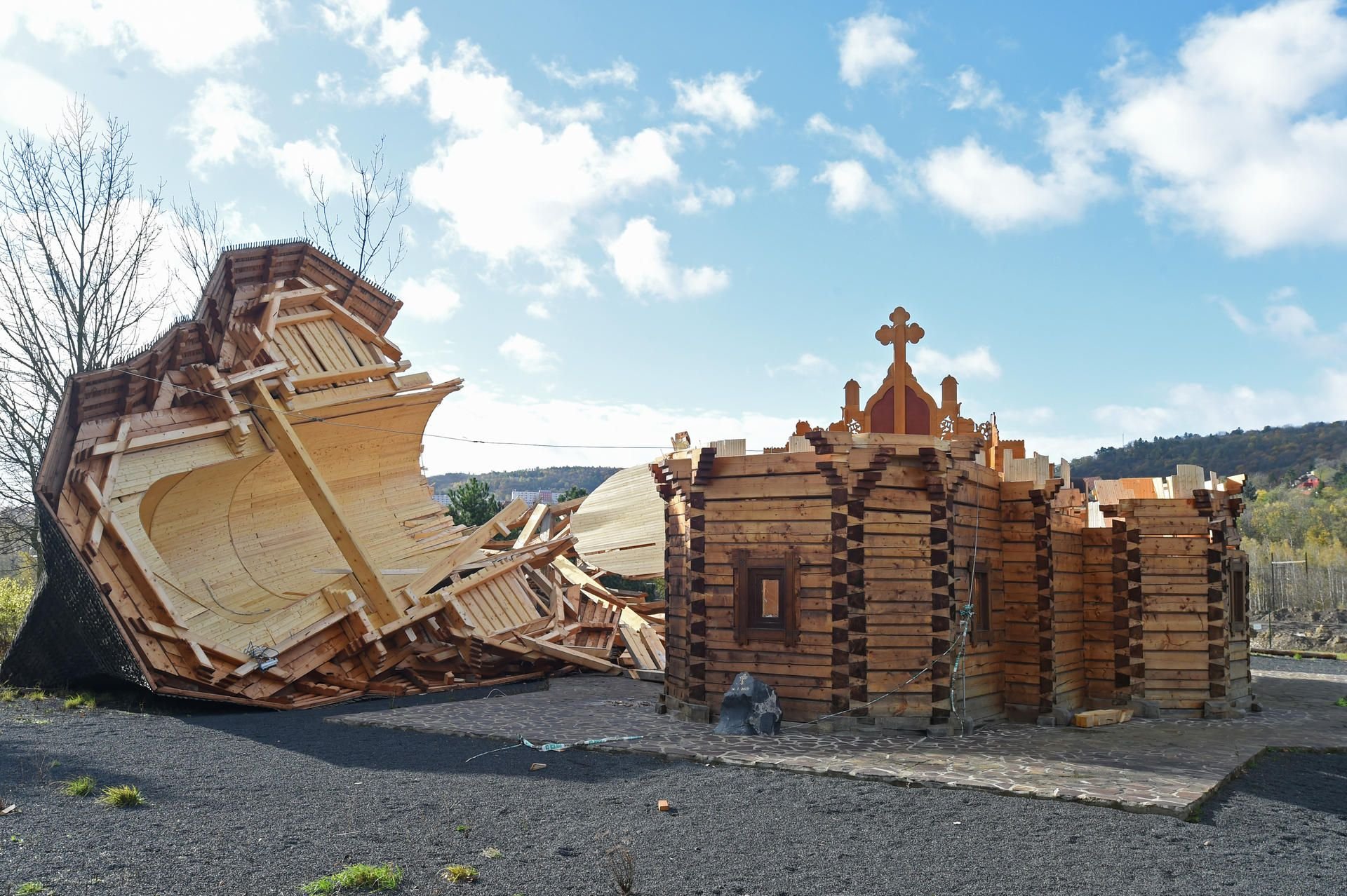 Das komplette Dach einer sieben Jahre alten orthodoxen Holzkirche liegt in Most (Tschechien) neben dem Kirchenschiff. Das Sturmtief Herwart hat auch in Tschechien starke Schäden hinterlassen.