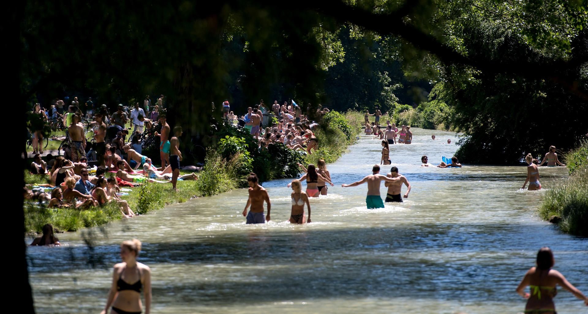 Die 15-jährige Schülerin, die beim Baden mit Freundinnen im Münchner Eisbach ertrunken ist, konnte nicht schwimmen.