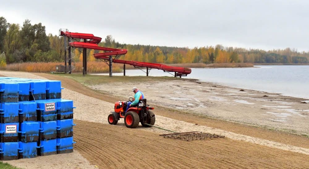 Mit der Egge wird der Strand bearbeitet. So wird der Sand aufgelockert und Abfälle werden herausgelesen.