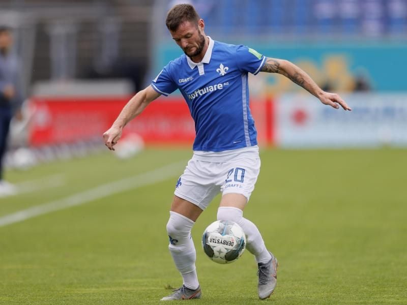 Trägt künftig das Paderborn-Trikot: Marcel Heller. Foto: Ronald Wittek/epa Pool/dpa