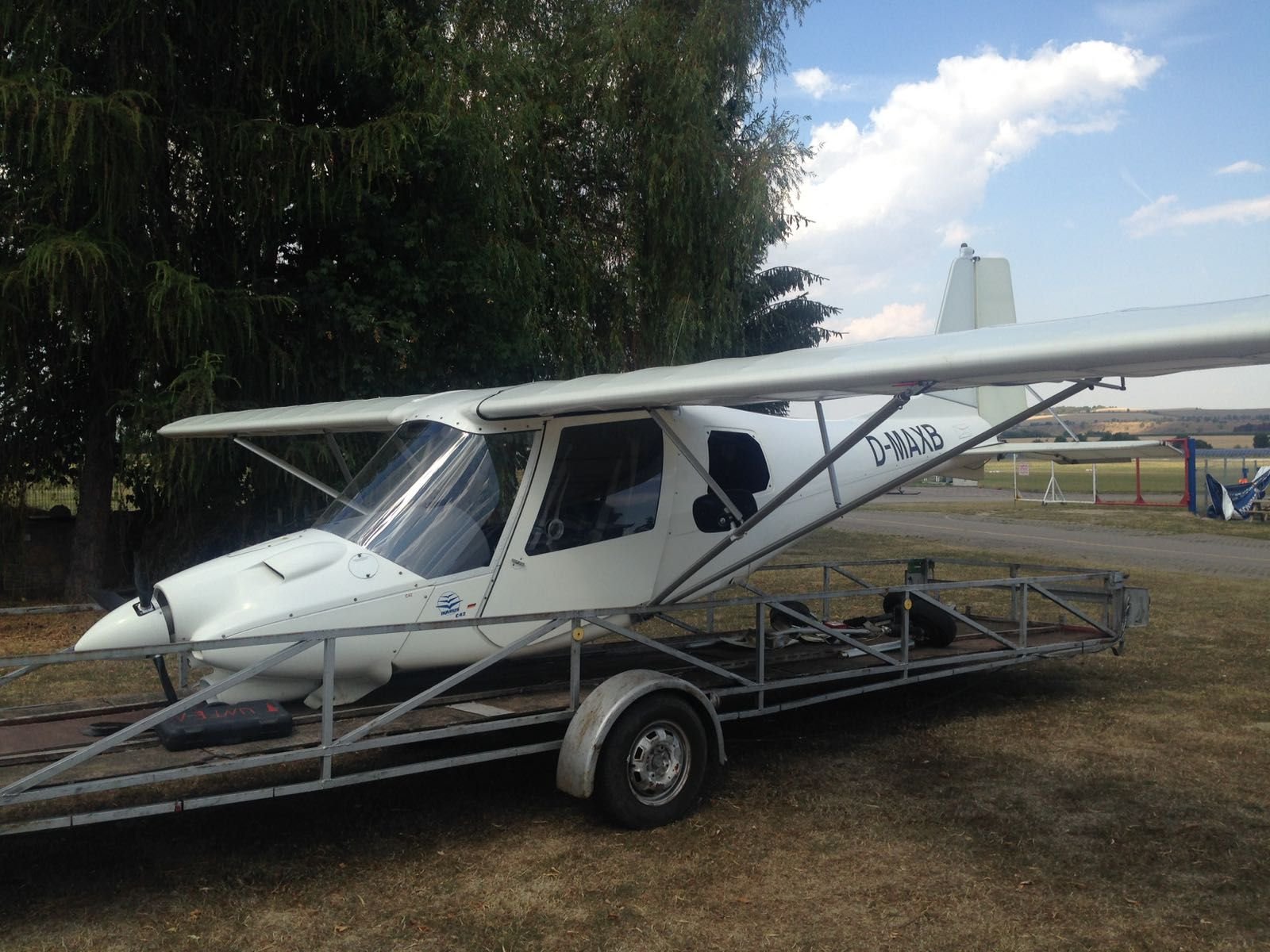 Das bei der Notlandung in Ballenstedt beschädigte Motorflugzeug vom Typ Comco Ikarus C42 wird abgeschleppt.