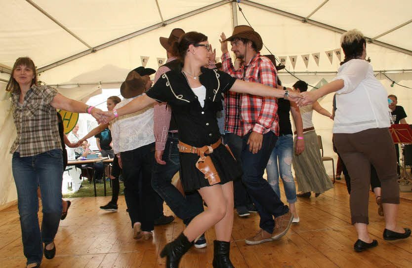 Der „Wilde Westen“ wird im Festzelt schwungvoll zelebriert.