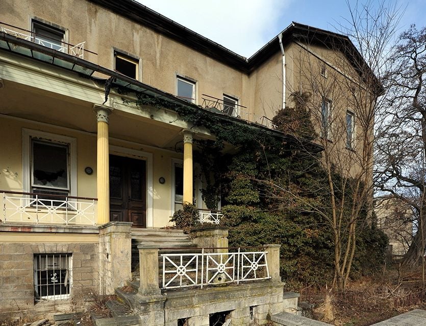 Das Gebäude der ehemaligen Schule ist eines von vielen abrissreifen Gebäuden in Cochstedt.