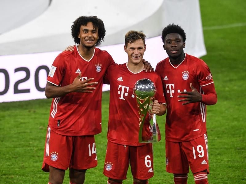 Joshua Kimmich (M) posiert mit Joshua Zirkzee (l) und Alphonso Davies. Foto: Sven Hoppe/dpa-Pool/dpa