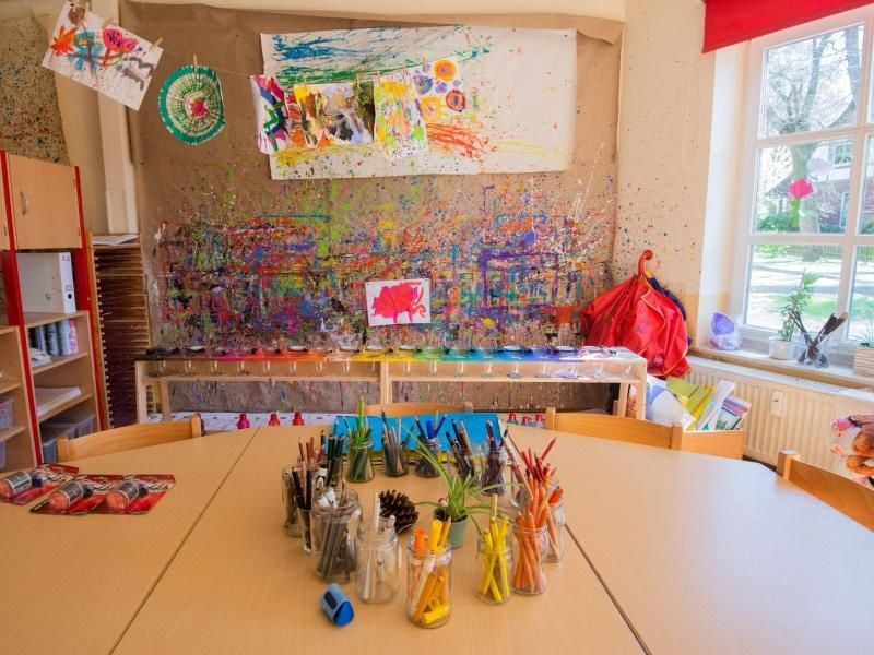 Blick in die Malecke in einem Kindergarten. Foto: Julian Stratenschulte/dpa