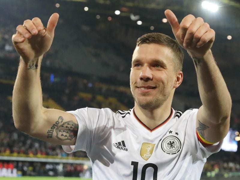 Lukas Podolski verabschiedet sich noch lange nach dem Spiel von seinen Fans. Foto: Christian Charisius