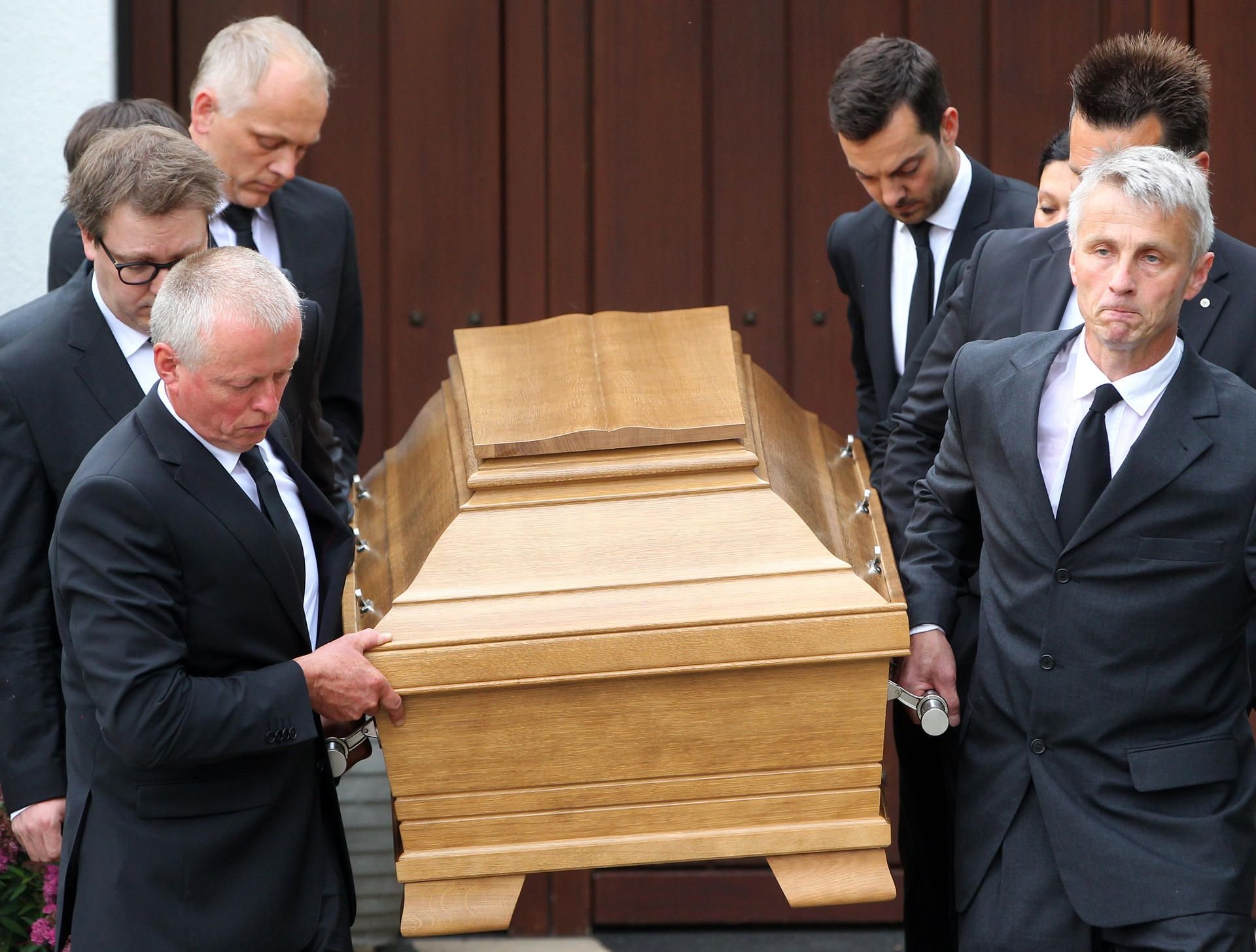 Die Bestatter tragen den Sarg vom ehemaligen Bundeskanzler Helmut Kohl zu einem Leichenwagen.