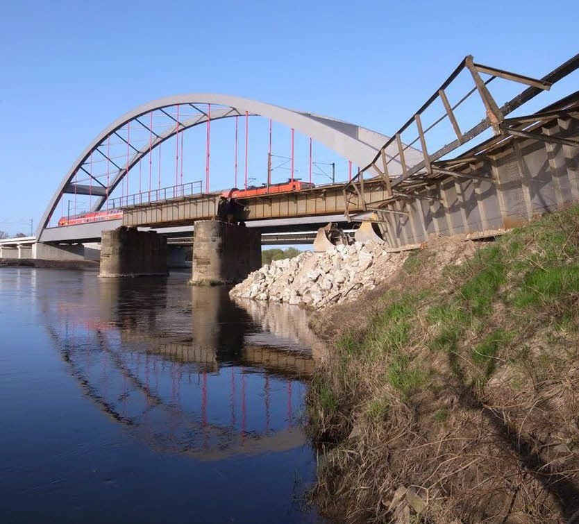Die alte Eisenbahnbrücke (vorn) wurde mit Inbetriebnahme der neuen Brücke 2011 abgerissen.