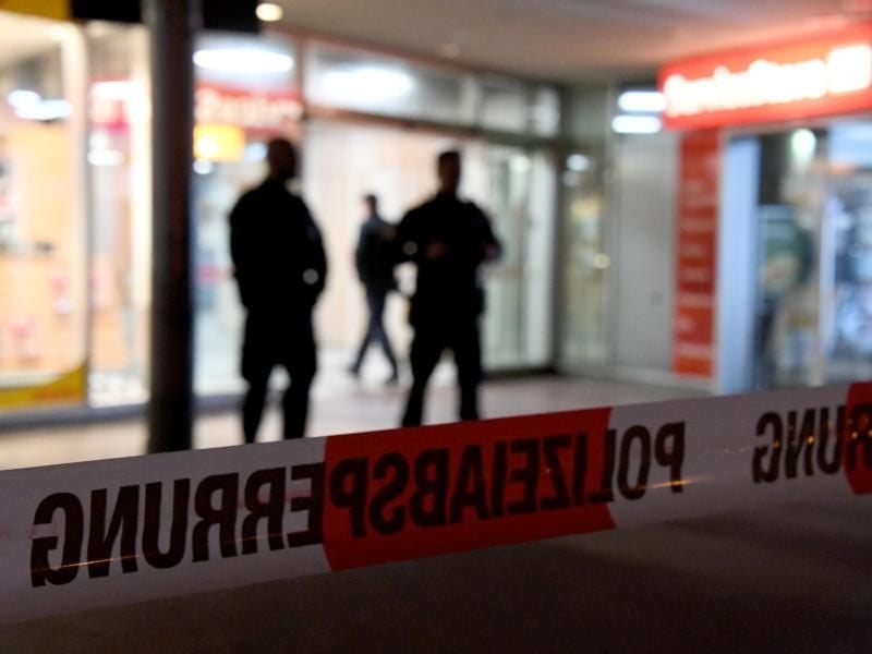 Polizisten stehen vor dem Bahnhof Neumünster, der hier mit einem Flatterband abgesperrt ist. Foto: Carsten Rehder/Archiv