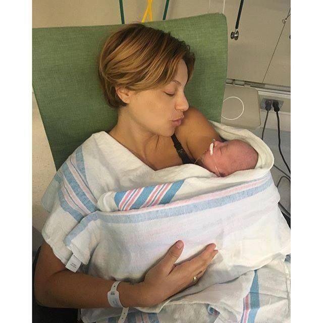 US-Topmodelgewinnerin Lisa D'Amato hält ihren frischgeborenen Sohn im Arm. Kurz zuvor hatte sie die Entbindung live bei Facebook gezeigt.