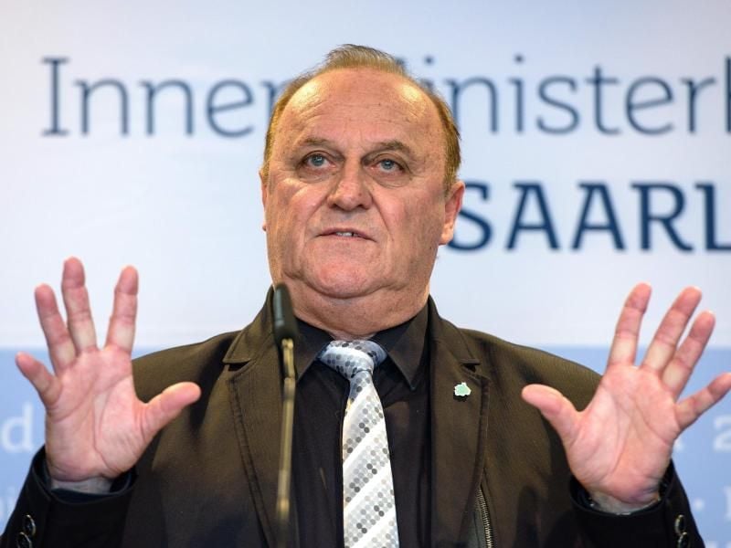 Saarlands Innenminister Klaus Bouillon will Messenger-Dienste wie WhatsApp überwachen lassen, um Kriminellen besser auf die Spur zu kommen. Foto: Oliver Dietze/Archiv