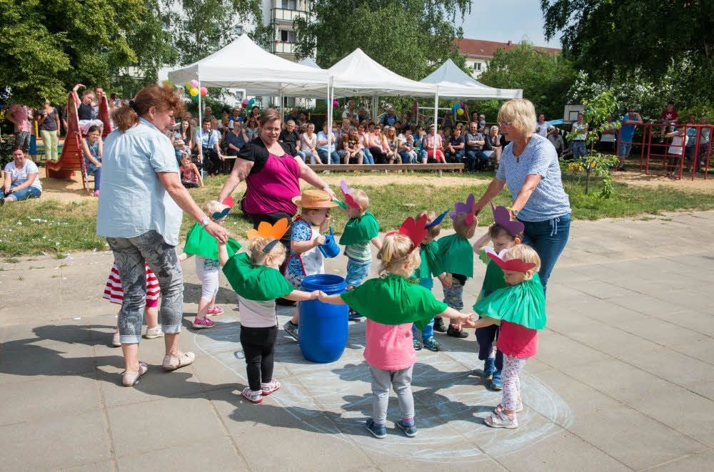 Die Gruppen führen Programme zu den einzelnen Jahreszeiten auf.