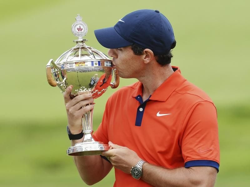 Rory McIlroy küsst nach seinem Sieg beim Canadian Open die Trophäe. Foto: Adrian Wyld/The Canadian Press/AP