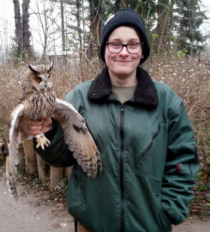 Tierpflegerin Anja Recknagel entlässt die jungen Eulen in die Freiheit.
