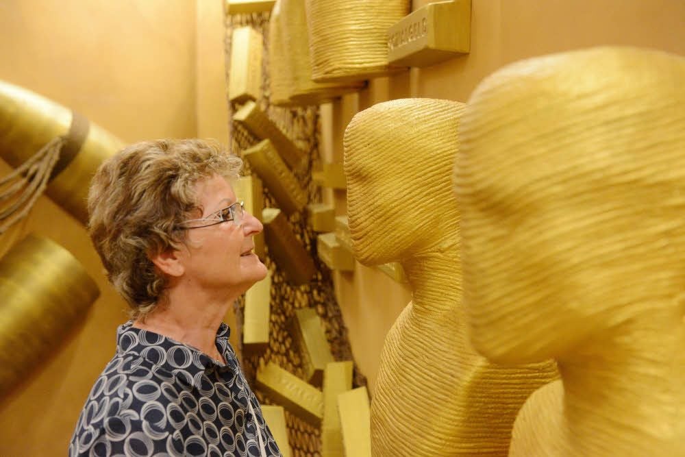 Annelore Schöllner im Zwiegespräch mit Figuren in der Ausstellung zur Reformation in der Neuen Residenz