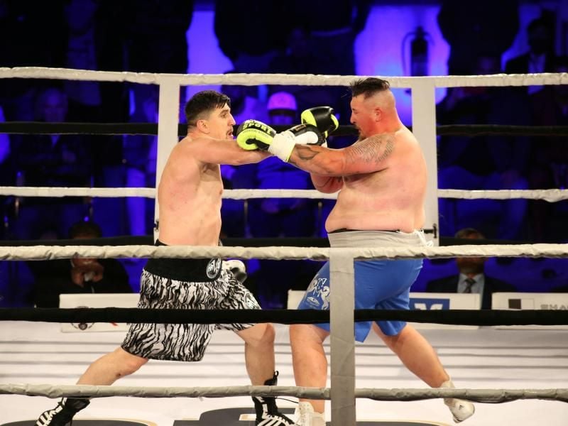 Marco Huck (l) gewinnt den Comeback-Kampf gegen 150-Kilo-Mann Dennis Lewandowski. Foto: Frank Neuendorf/Jahn Pictures/dpa