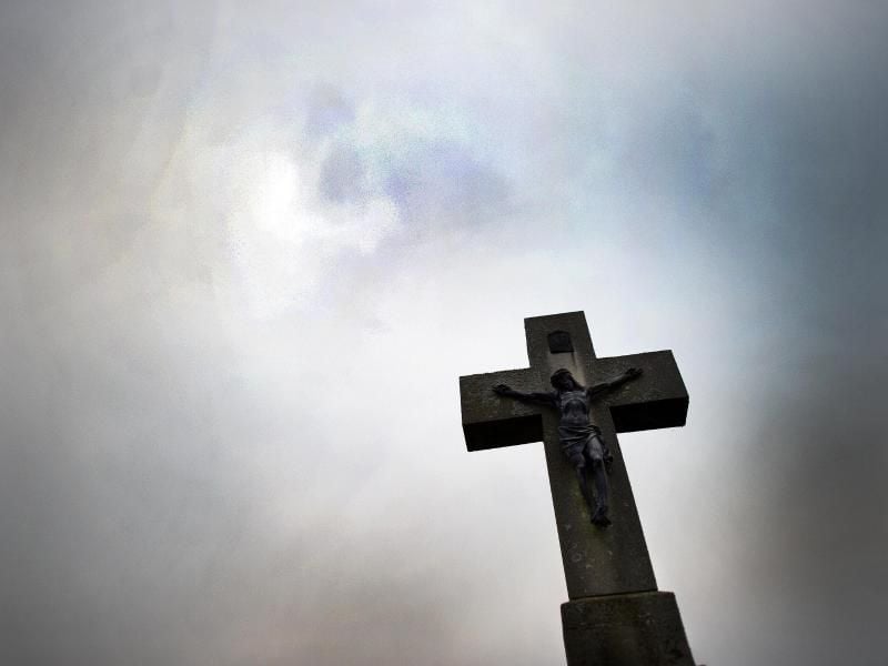 Kreuz am Wegesrand in Neukirchen. Für viele Menschen heute gibt es schlicht Wichtigeres als Religion. Foto: Federico Gambarini/Symbol