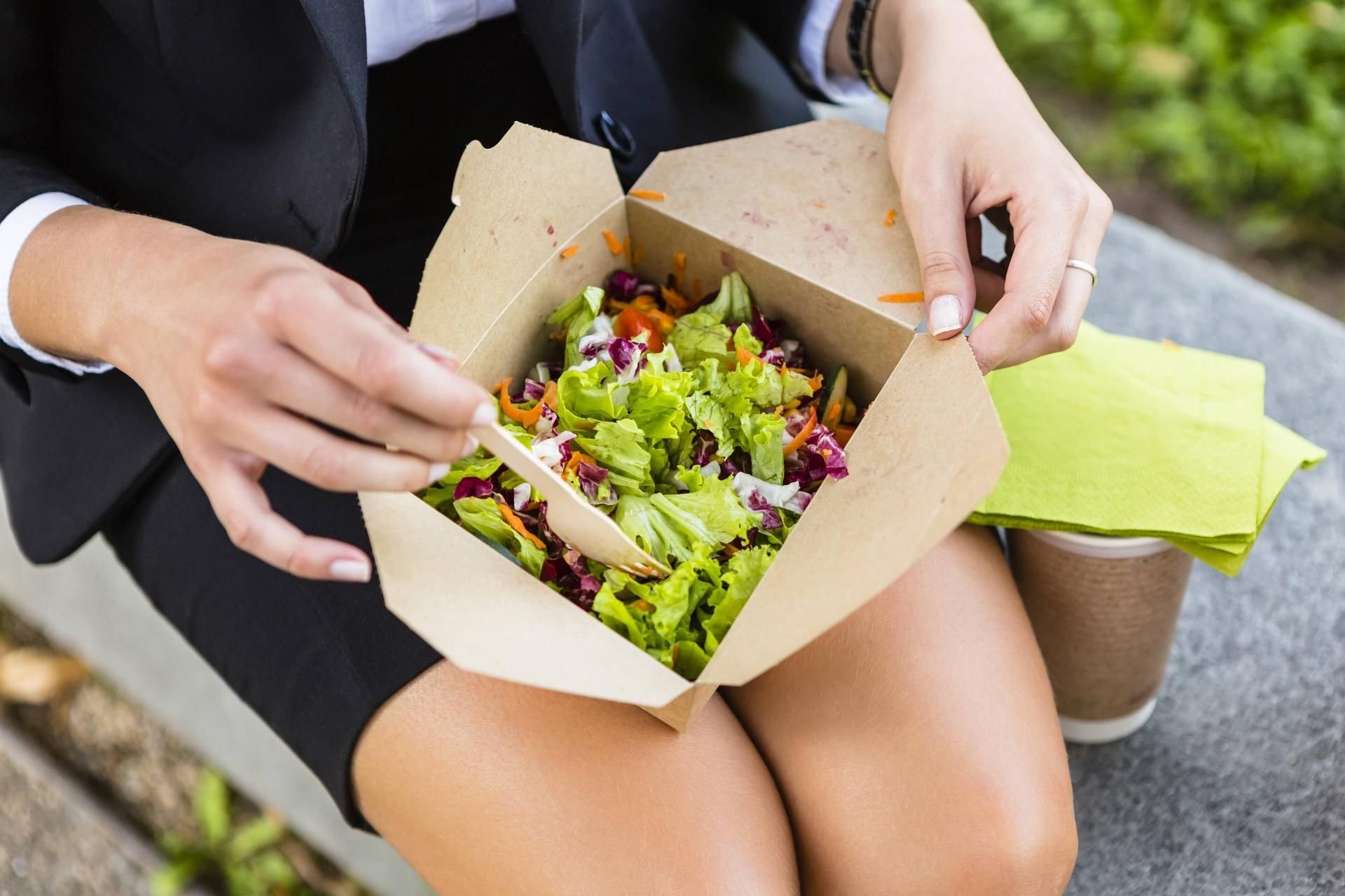 Salat statt Pommes, wer gesünder essen und damit abnehmen will, sollte von seinen Freunden nicht zu viel Unterstützung erwarten.