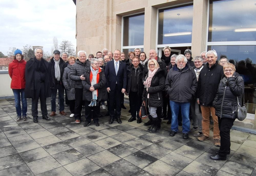 Gruppenbild mit OB: Die Delegation aus NRW genoss vor dem Bürgerdialog auch den Blick vom Rathausbalkon in Wolfen.