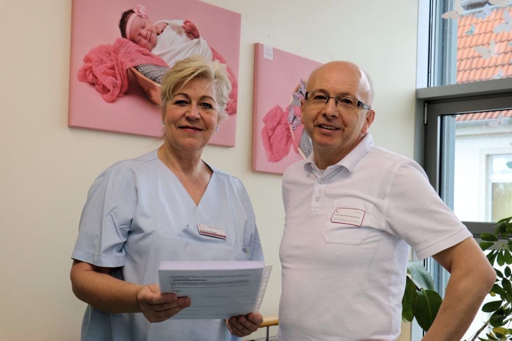 Sabine Hopp - hier im Gespräch mit Markus Hermsteiner, Chefarzt der Klinik für Gynäkologie und Geburtshilfe - ist seit Februar als Leitende Hebamme am Harzklinikum tätig und damit verantwortlich für insgesamt 24 Hebammen.