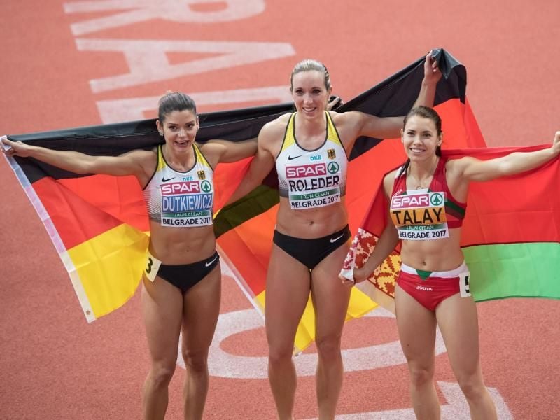 Pamela Dutkiewicz (l-r), Siegerin Cindy Roleder und die Bulgarin Alina Talaj freuen sich nach dem Rennen. Foto: Sven Hoppe