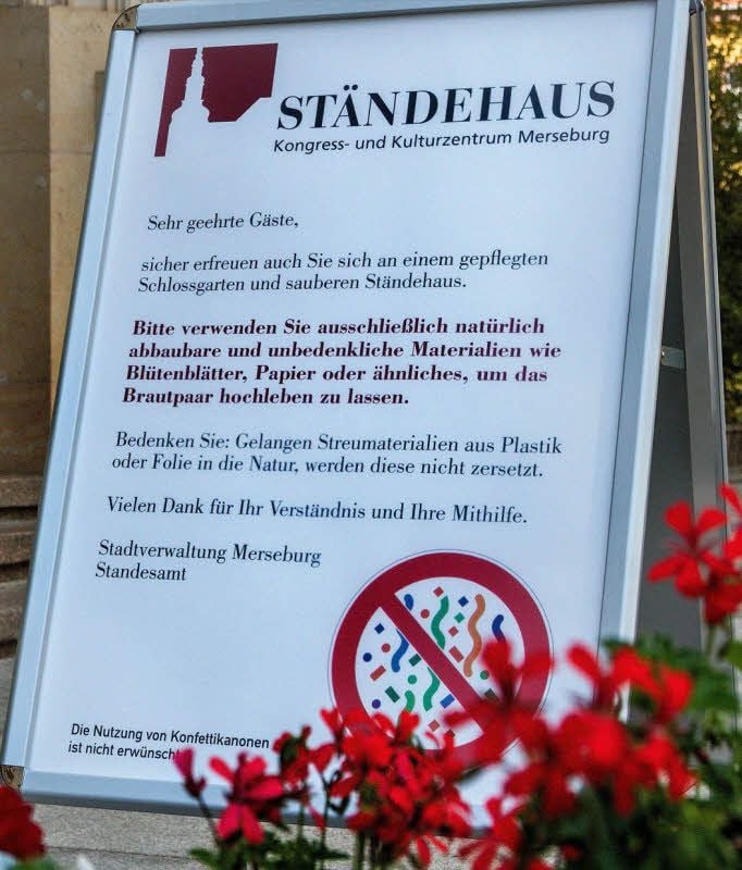 Brautpaare und Gäste werden mit diesem Aufsteller gebeten, Rücksicht auf die Umwelt zu nehmen.