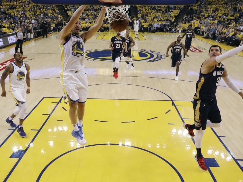 Klay Thompson von den Golden State Warriors beim Dunking. Foto: Marcio Jose Sanchez/AP