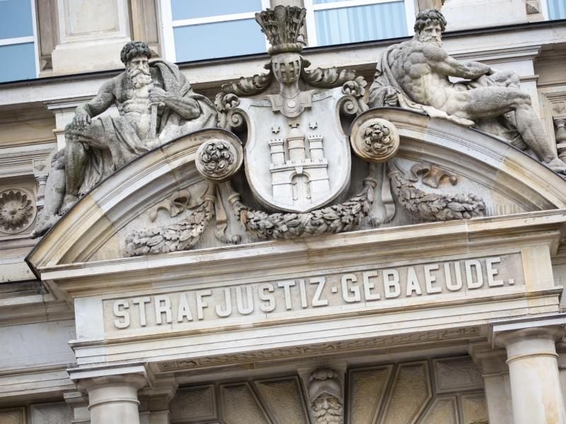 Der Haupteingang zum Strafjustizgebäude. Foto: Christian Charisius/Archiv