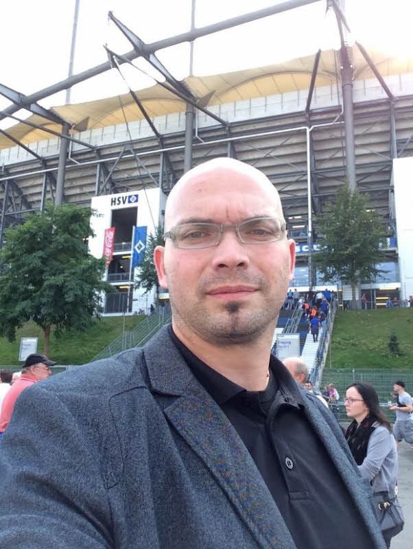 Der Eindruck täuscht: Tippspiel-Wochensieger Matthias Littmann ist nicht HSV-, sondern bekennender Bayern-Fan.