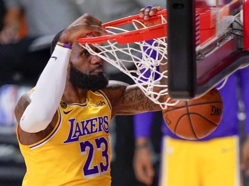 Lakers-Superstar LeBron James beim Dunking. Foto: Mark J. Terrill/AP/dpa