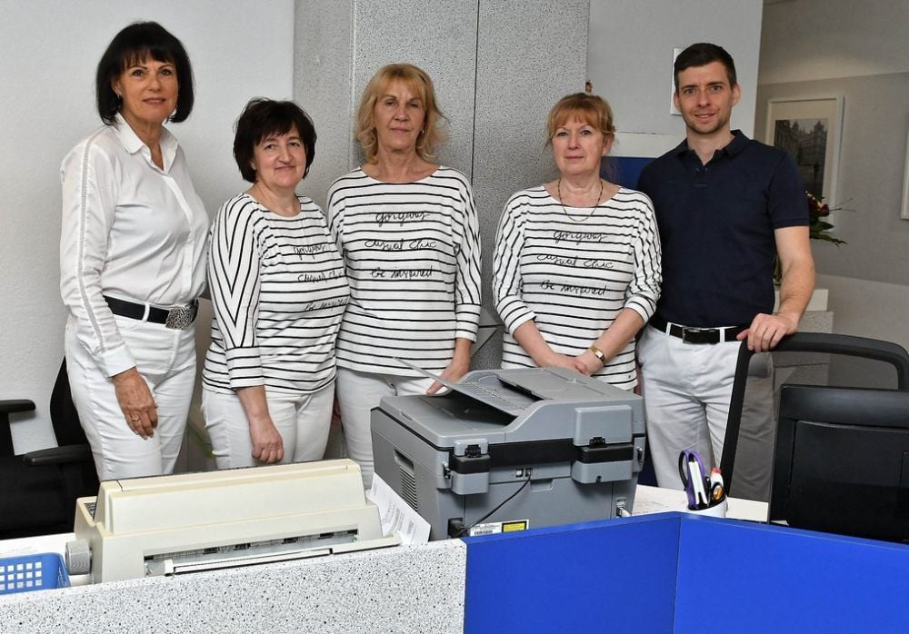 Das Team der Gemeinschaftspraxis in Kleinkühnau : Dr. Birgit Bröckert-Krüger, die Schwestern Evelyn Herrmann, Michaela Rehwald, Regina Siegling und Dr. Philipp Lenor (v.l.).