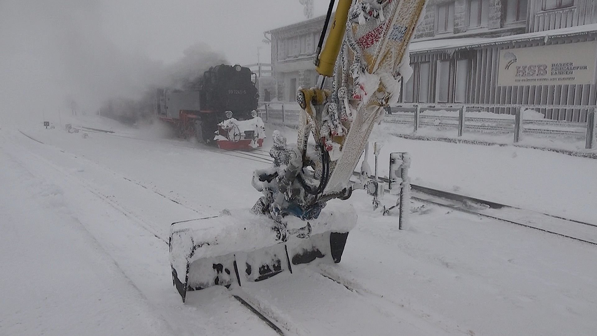 Eine Lok der Harzer Schmalspurbahn steckt auf der Strecke zum Brocken weiterhin in einer Schneewehe fest. Im Bild ist der Bahnhof am Brocken zu sehen.