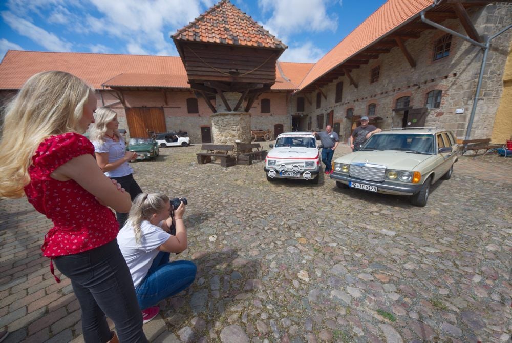 Kalendershooting auf dem Museumshof in Meisdorf. Hobbyfotografin Lea Heider fotografierte für die Oldtimer- und Schlepperfreunde.
