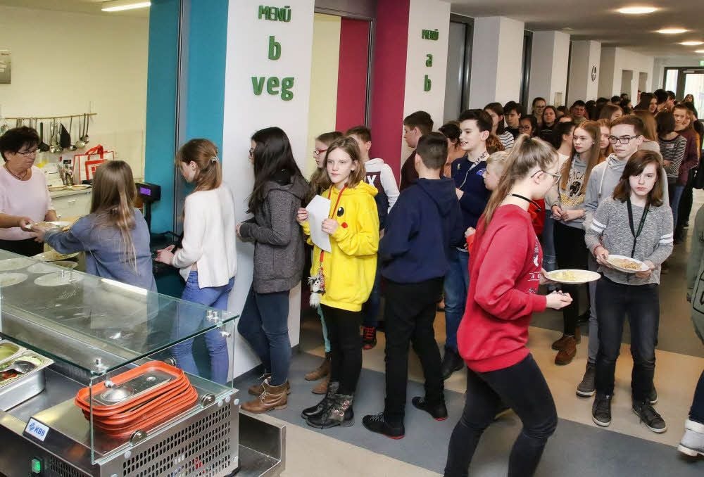Ein ganz normaler Tag an der Essenausgabe am Schollgymnasium. Es sind eine ganze Menge Schüler, die die Mittagsversorgung nutzen.