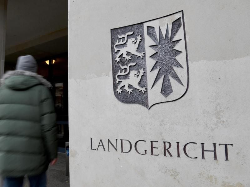 Ein Mann geht in das Gebäude des Landgerichts. Foto: Carsten Rehder/Archiv