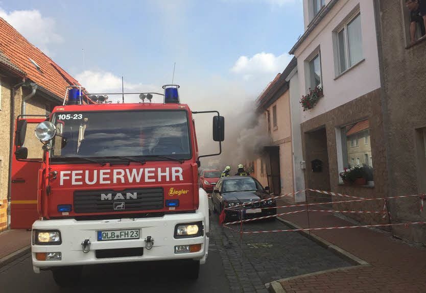 Die Feuerwehr Harzgerode bei einem Einsatz, bei ein Wohnungsbrand gelöscht werden musste.