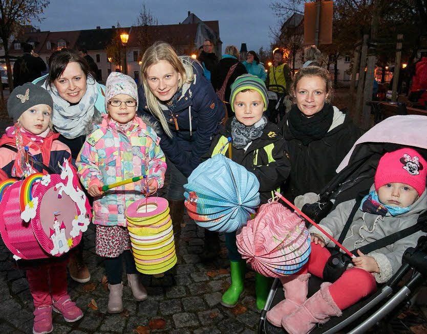 Zogen mit durch die Stadt: Pia mit Mutti Janine Weiz, Stella mit Mutti Saskia König und Max (5) Mutti Saskia Gläser mit Tochter Amy (2) (v.l.).