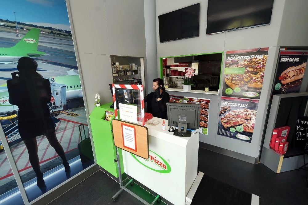 Jacqueline Pfeiffer ist Florian Boeseners Chefin und koordiniert in ihrem Laden in der Magdeburger Straße den Lieferservice. Pizzabote Boesener wollte nicht aufs Foto - er sehe sich nicht als Helden und mache nur seinen Job, wie viele andere in dieser Zeit auch, sagt er.