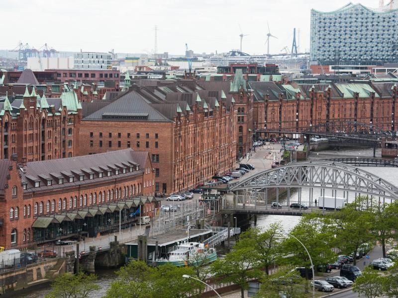 Blick in Hamburg auf die Speicherstadt und die Elbphilharmonie. Foto: Daniel Bockwoldt/Archiv