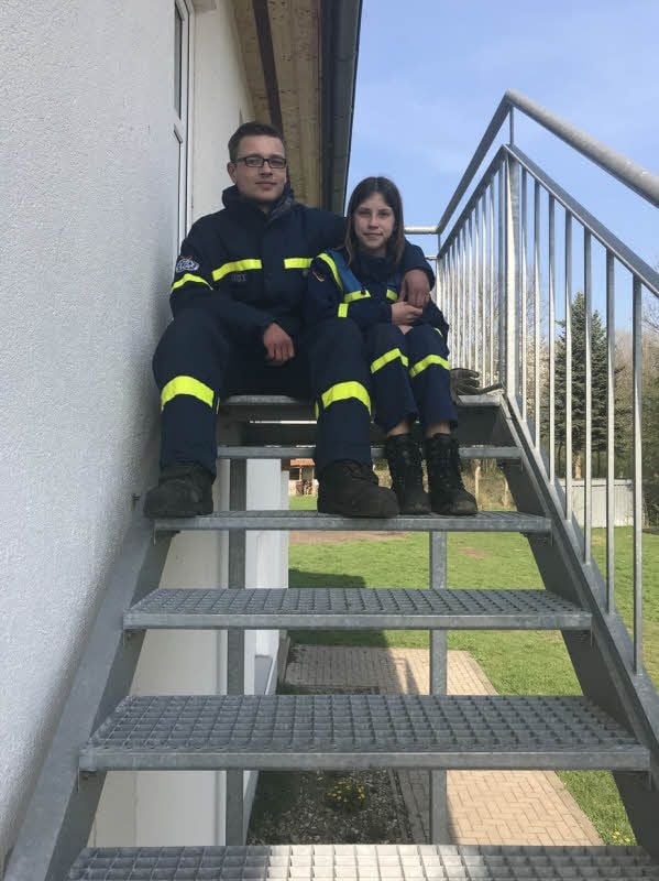 Christoph Schreiber und Emily Steinemann (rechts) auf der Treppe ihres Jugendgebäudes.