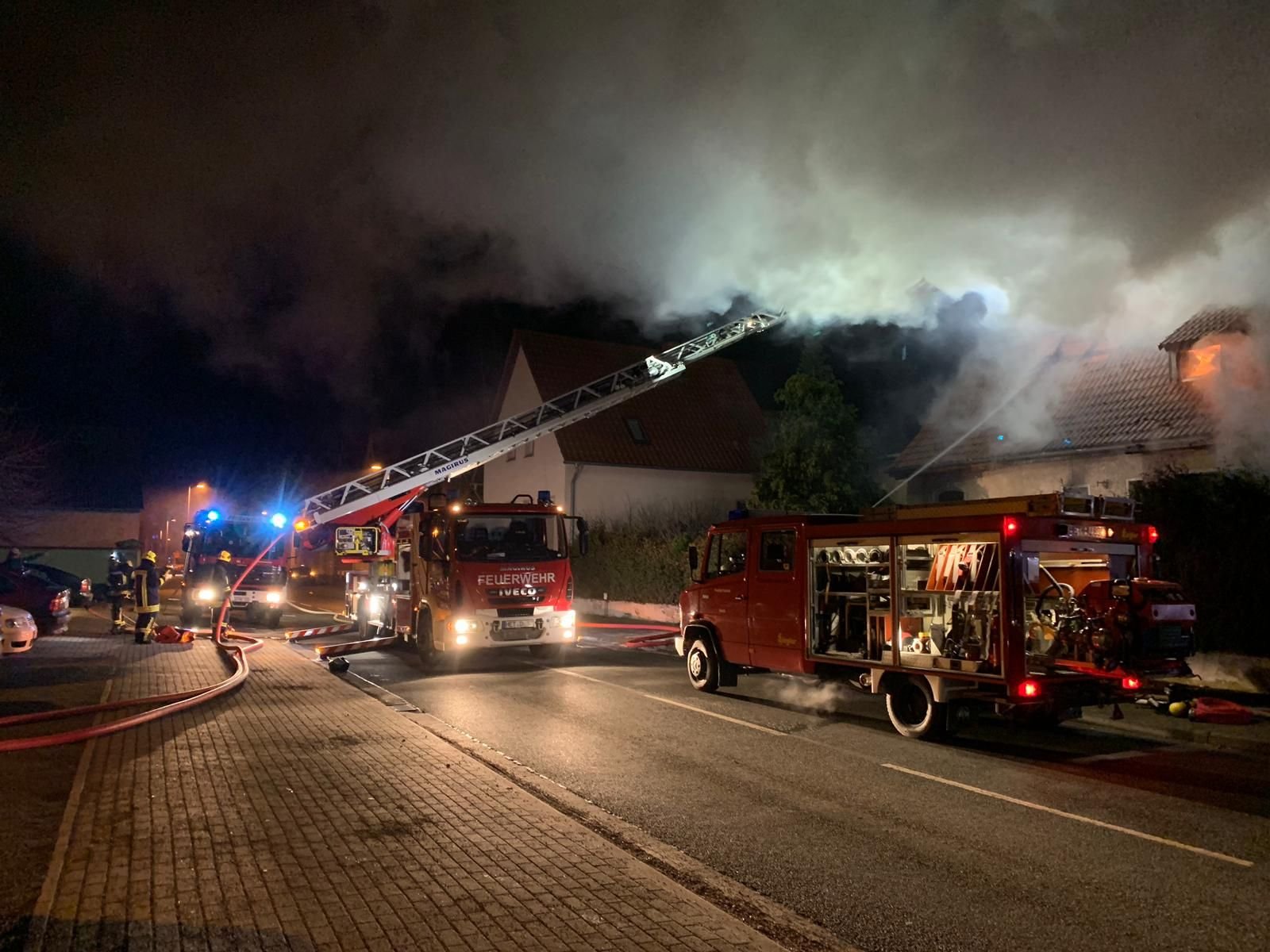 Rettungskräfte und Feuerwehr sind am Mittwochabend zu einem brennenden Doppelhaus in Walbeck gerufen worden.