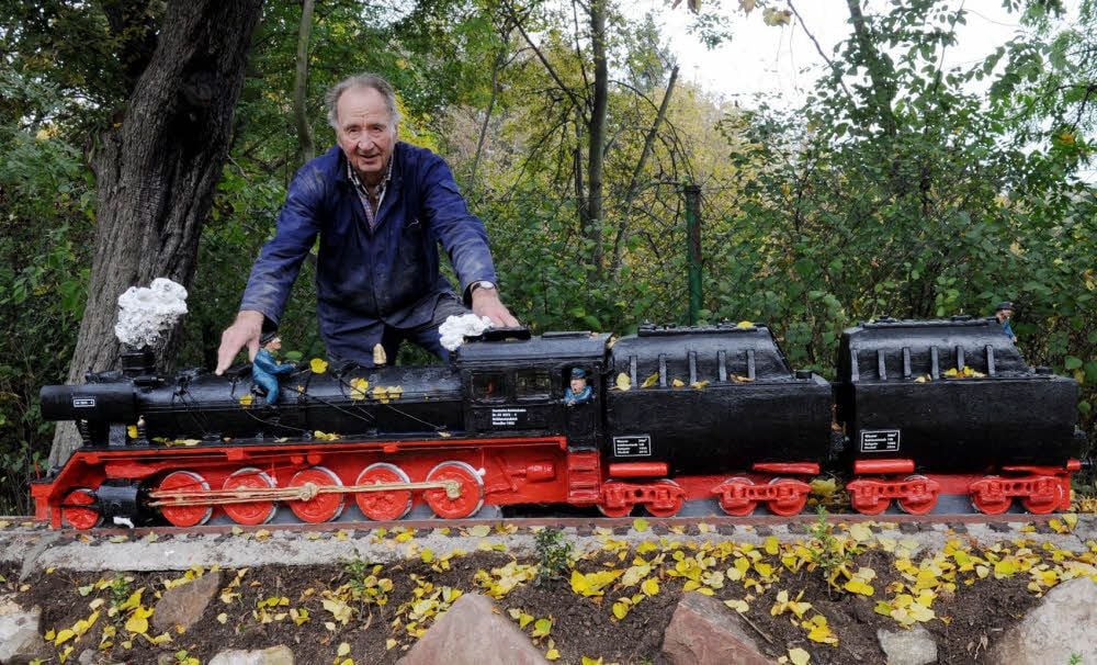 Günther Beinert mit seinem jüngsten Eisenbahnmodell. Auf dem Lokkessel sitzt „Willi“, eine Szene, die seine Frau besonders berührt hat.