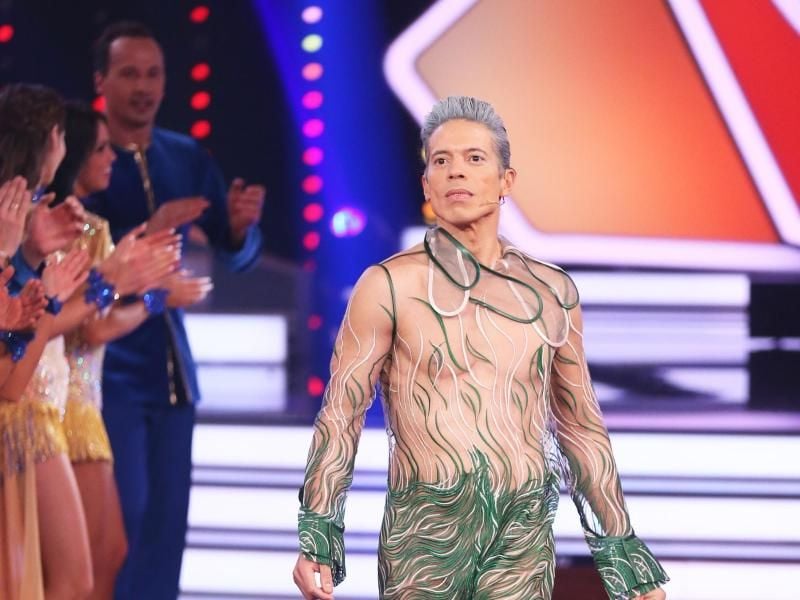Mit extravagantem Outfit und neuer Haarfarbe sorgte Jorge Gonzalez für Aufsehen. Foto: Rolf Vennenbernd