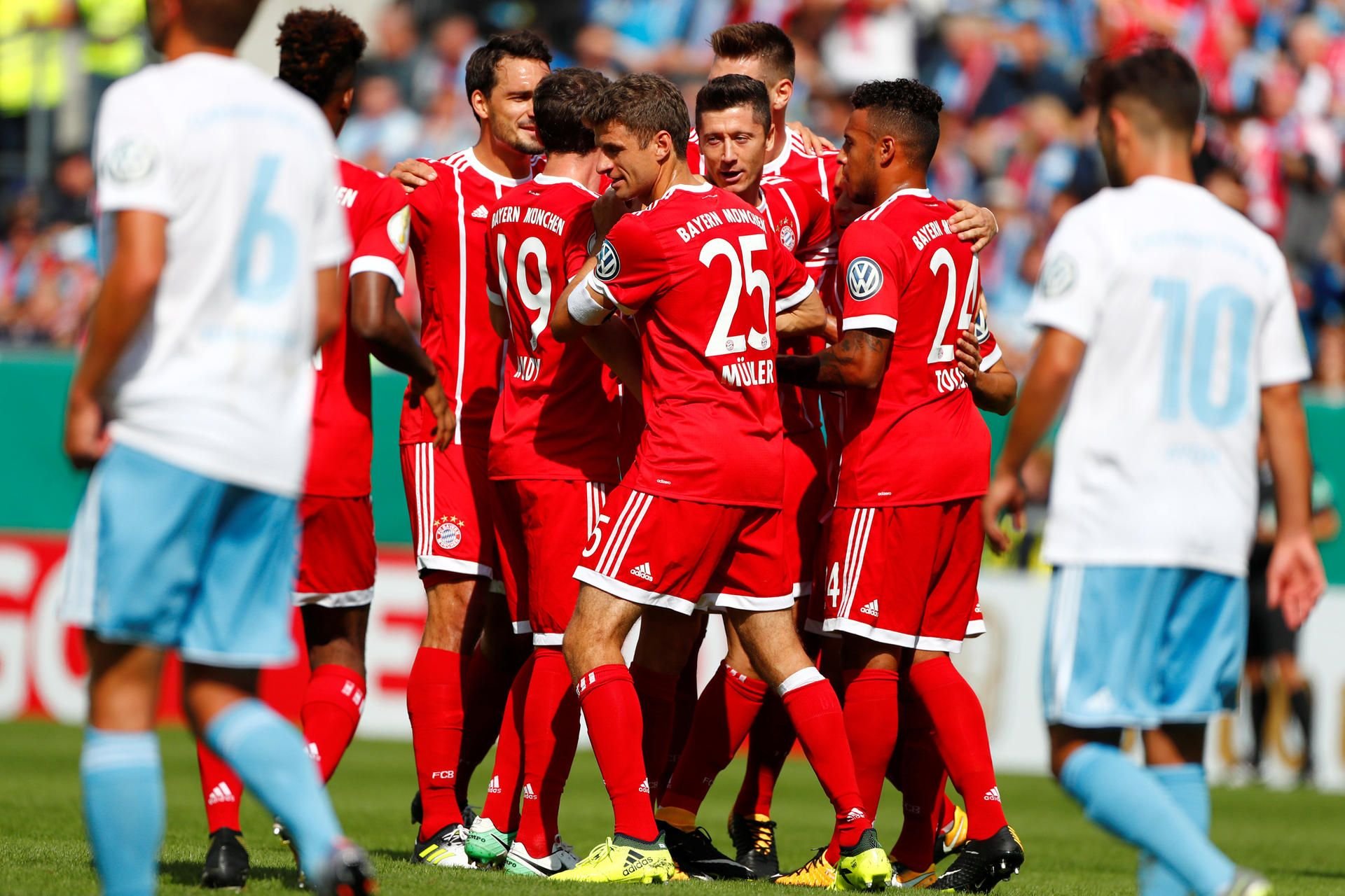 Mit einem Freistoßtor brachte Robert Lewandowski den FC Bayern beim Chemnitzer FC in Führung.
