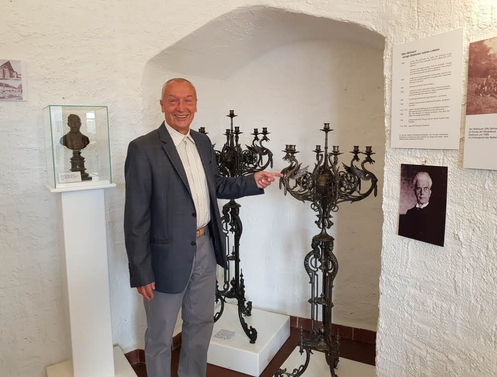 Stolz präsentiert Harald Koch die Kandelaber, die einst im Eisenwerk Lippmann Meyer in Harzgerode hergestellt wurden.