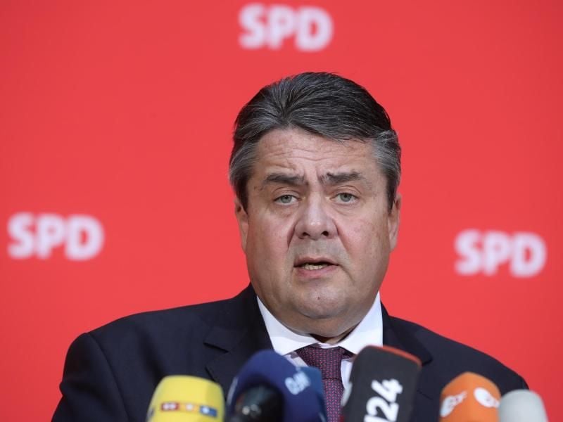 „Bleibt so cool, wie wir es in den letzten Wochen gewesen sind. Dann werden wir 2017 nicht nur den Bundespräsidenten stellen, sondern auch den Bundeskanzler”, sagte SPD-Chef Sigmar Gabriel. Foto: Michael Kappeler