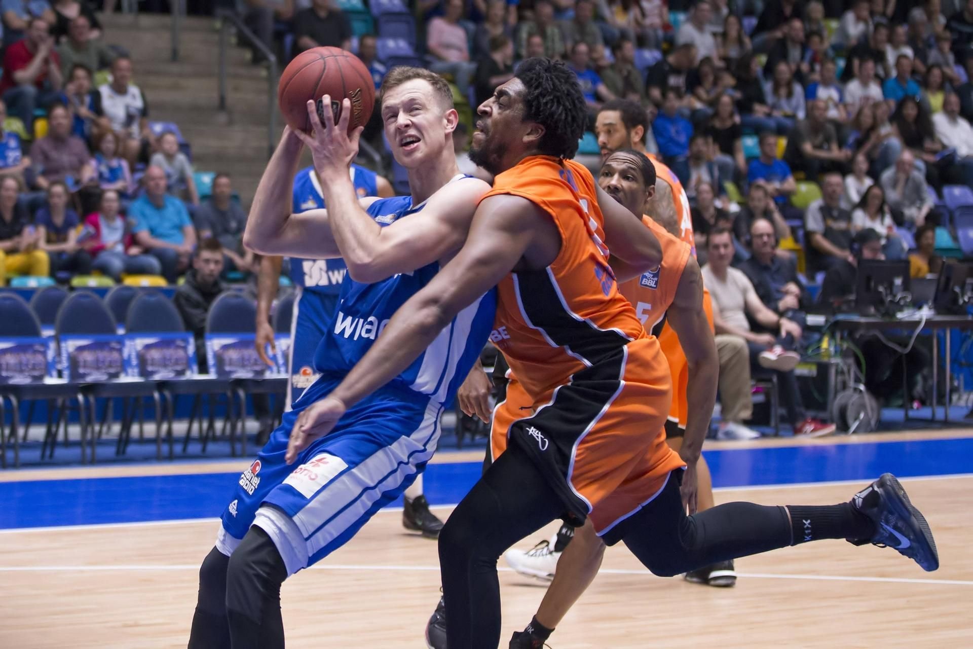Zweikampf zwischen Niklas Kiel (Fraport Skyliners, l.) und James Farr (Mitteldeutscher BC).