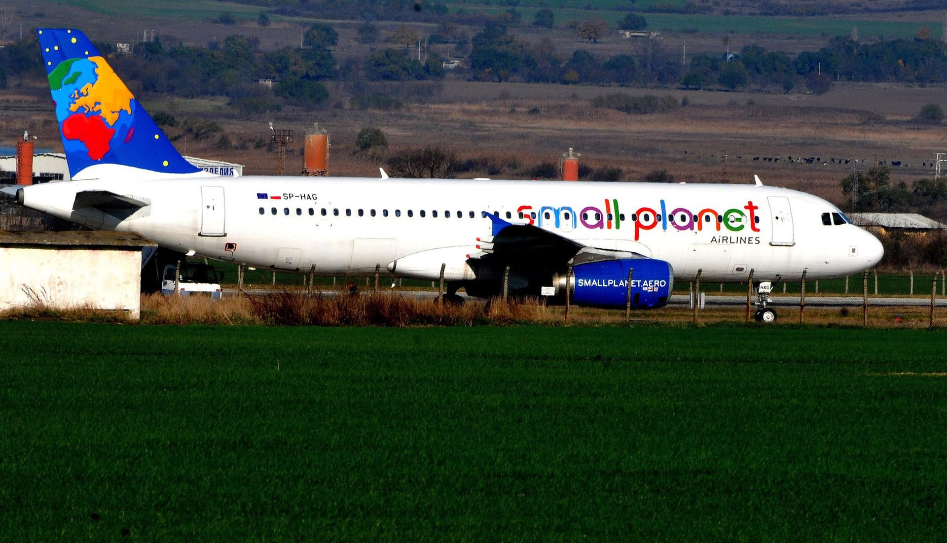 Ein Airbus A320 von „Small Planet“ steht am Flughafen Burgas in Bulgarien.